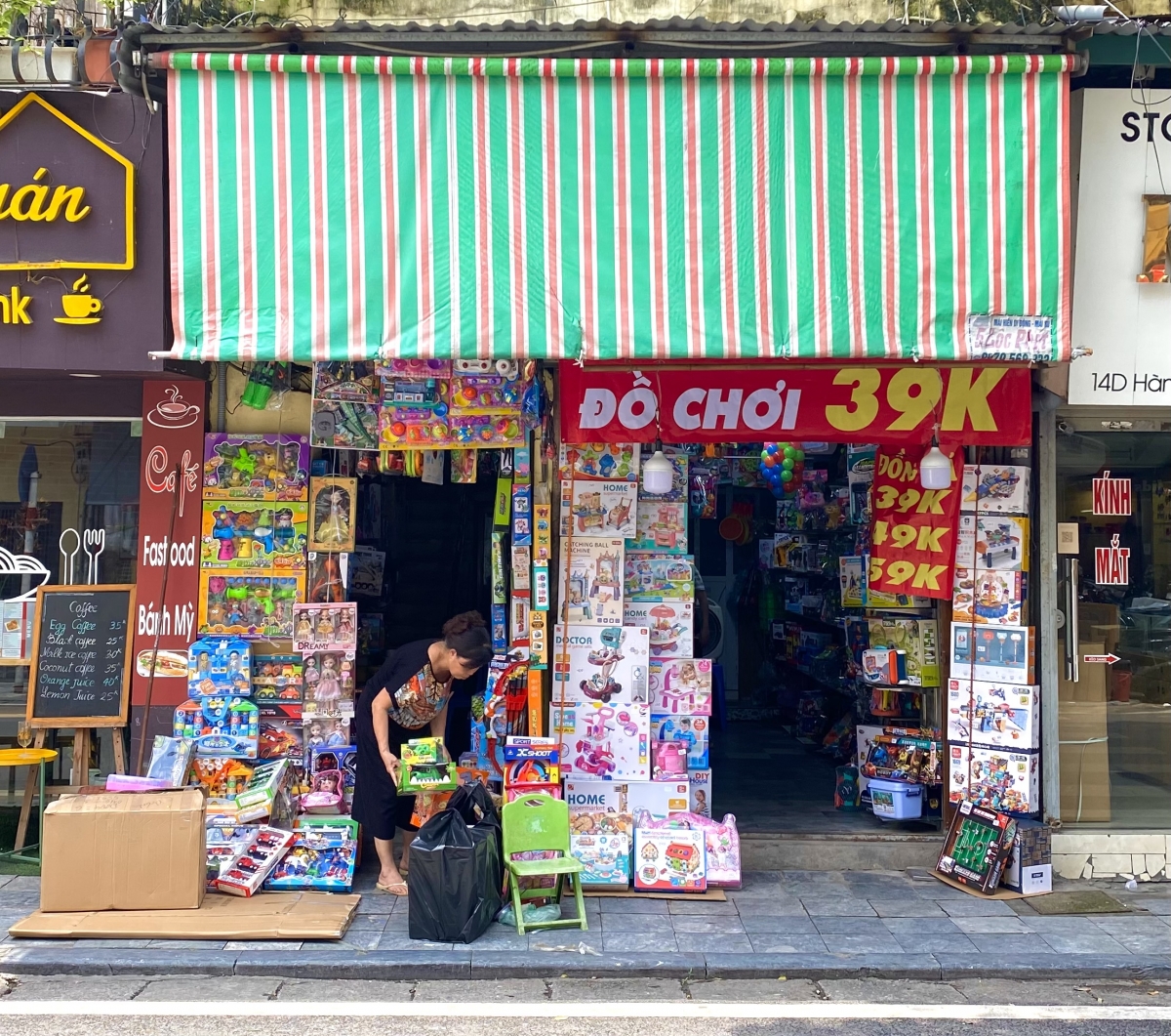 Một số cửa hàng treo biển đồng giá nhằm thu hút người mua.