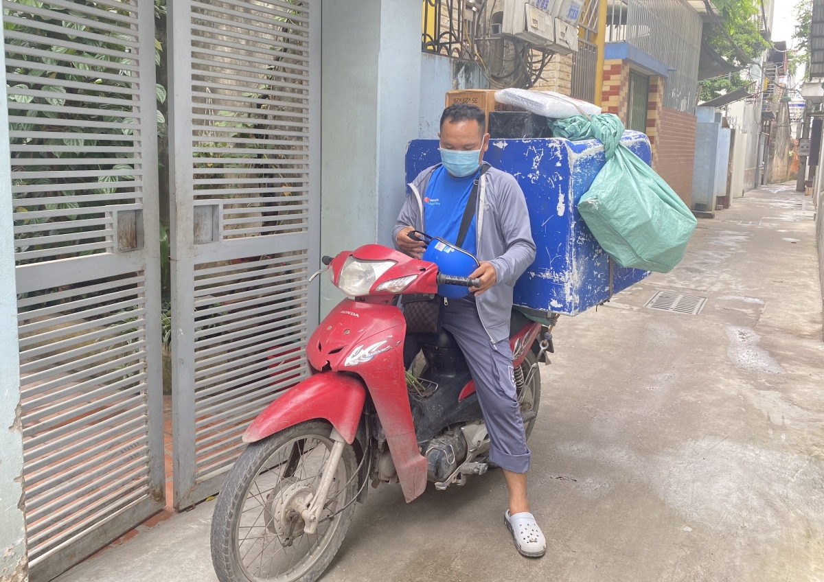 Công việc của shipper như anh Khanh và nhiều người khác thêm phần khó khăn do giá xăng tăng cao.
