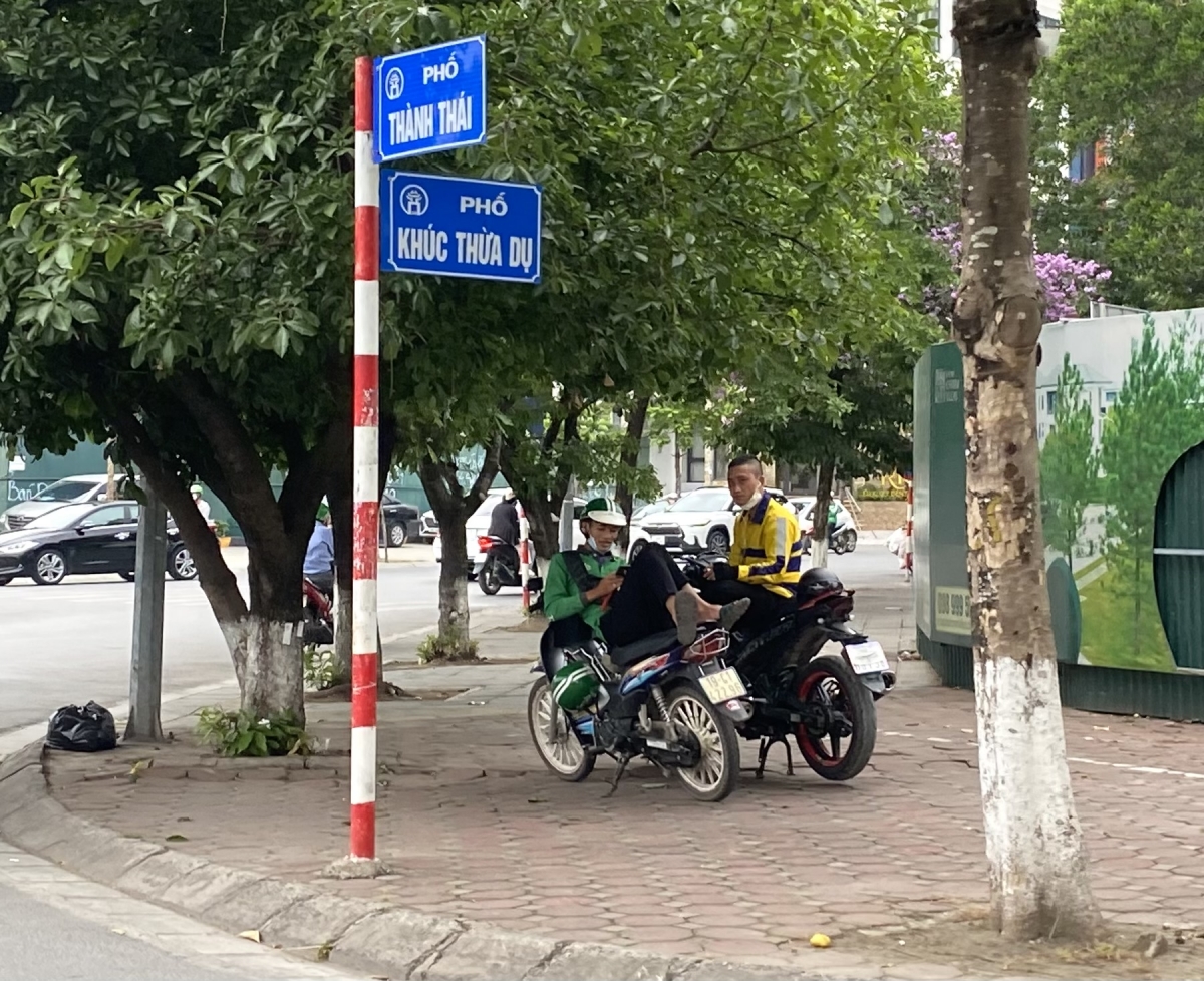 Giờ cao điểm, các tài xế công nghệ chọn cách ngồi một chỗ thay vì chạy kiếm khách. Bởi giờ cao điểm rất tắc đường, xe sẽ tốn xăng nhiều hơn.