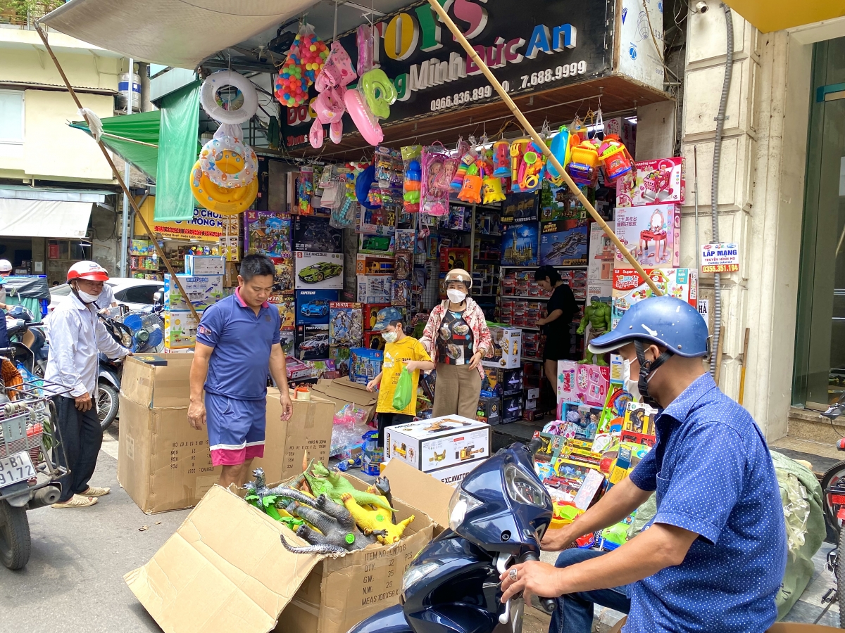 Cửa hàng đồ chơi trên phố Lương Văn Can đang về những chuyến hàng mới để phục vụ các “thượng đế nhí”.