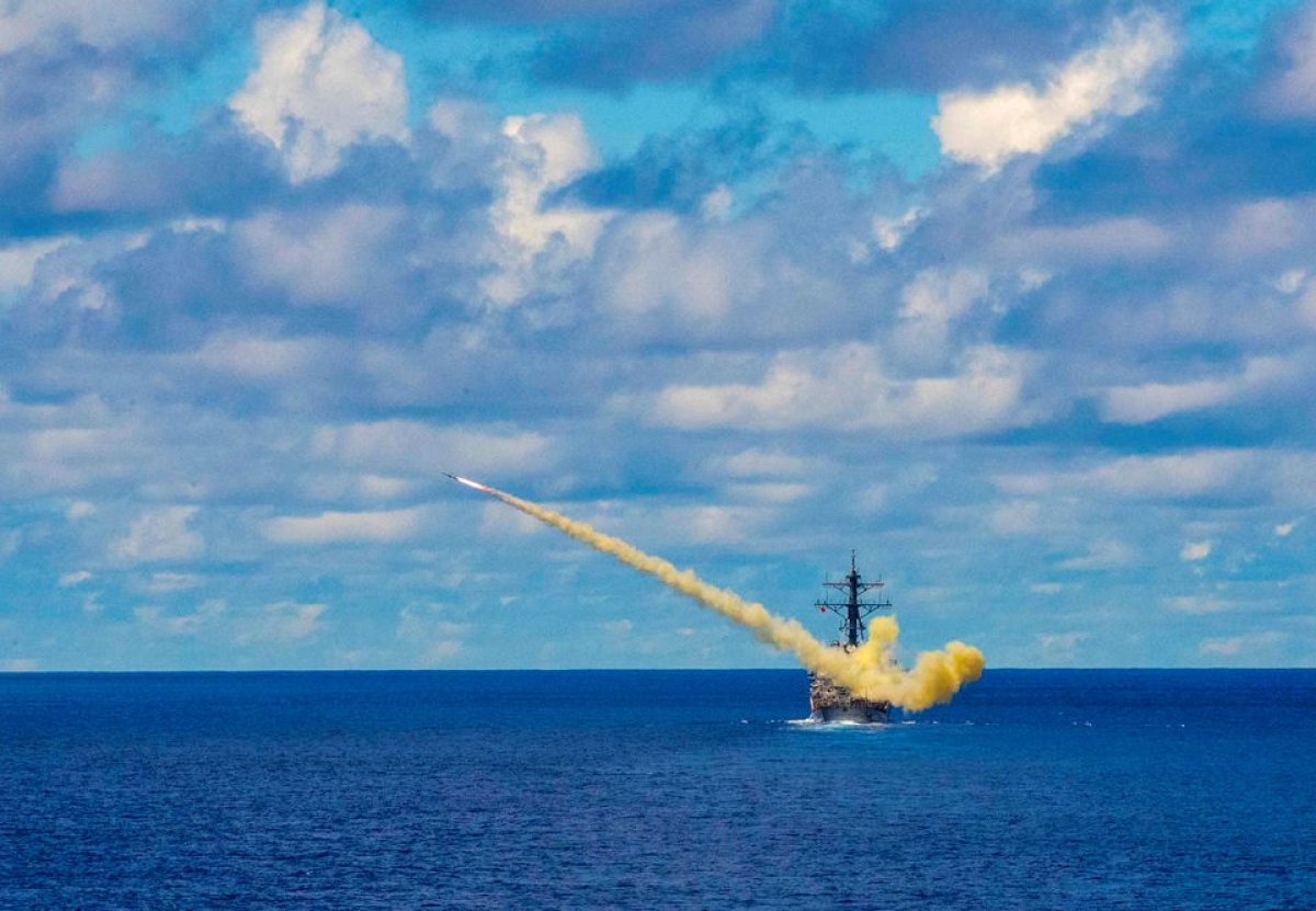 Tàu khu trục tên lửa dẫn đường USS Curtis Wilbur của Hải quân Mỹ phóng tên lửa Harpoon trong cuộc tập trận 4 bên cùng Australia, Nhật Bản và Hàn Quốc ở Biển Philippine ngày 26/5/2019. Ảnh: Hải quân Mỹ