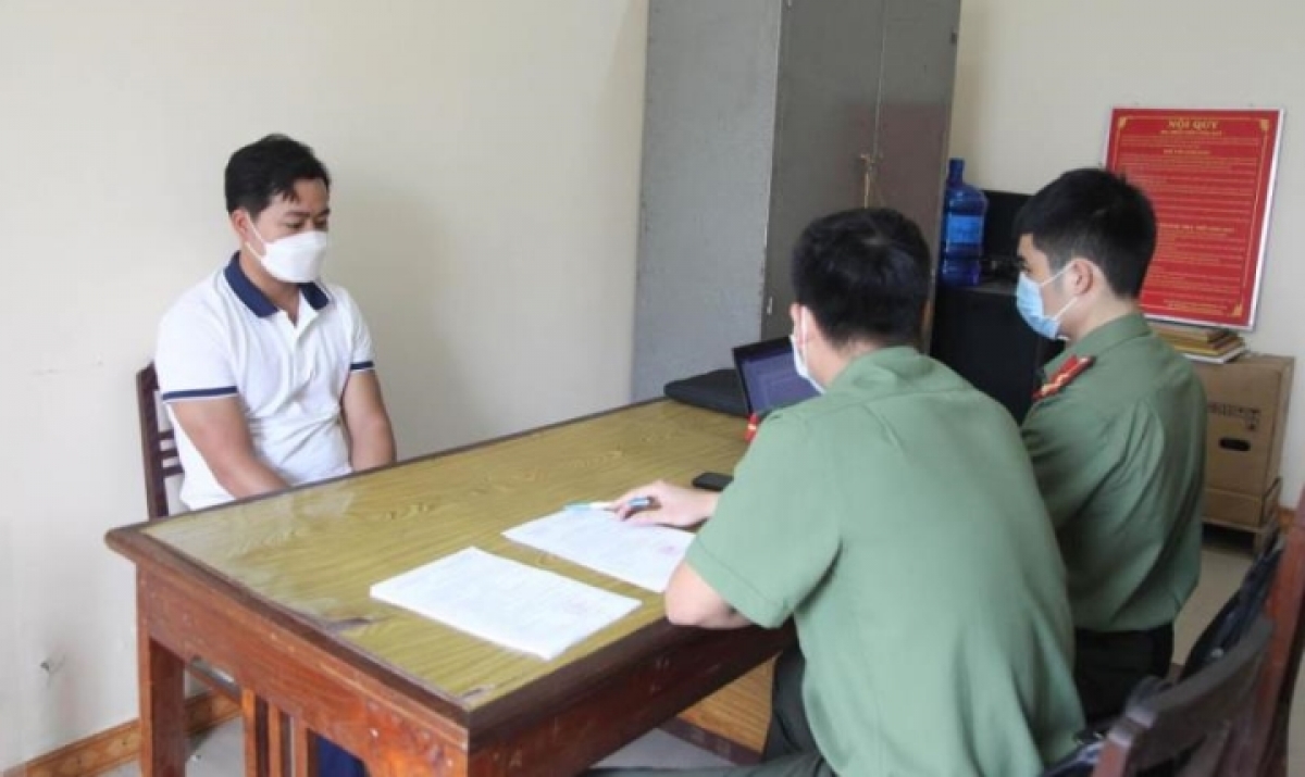 Lực lượng chức năng lấy lời khai của Hoàng Xuân Khánh. (Ảnh Công an Thái Nguyên)
