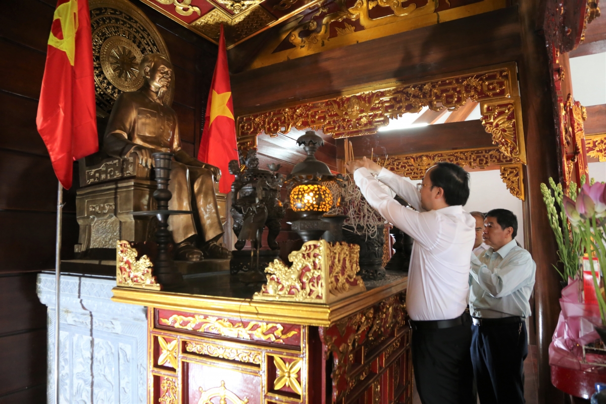 Lãnh đạo tỉnh Bắc Kạn dâng hương Chủ tịch Hồ Chí Minh tại khu di tích lịch sử quốc gia Nà Tu.