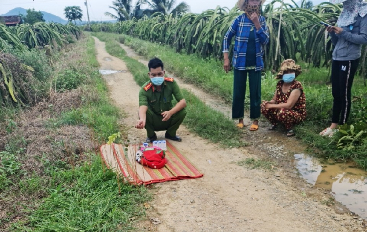 Thi thể cháu bé đã được đưa lên bờ (Ảnh: B.H).