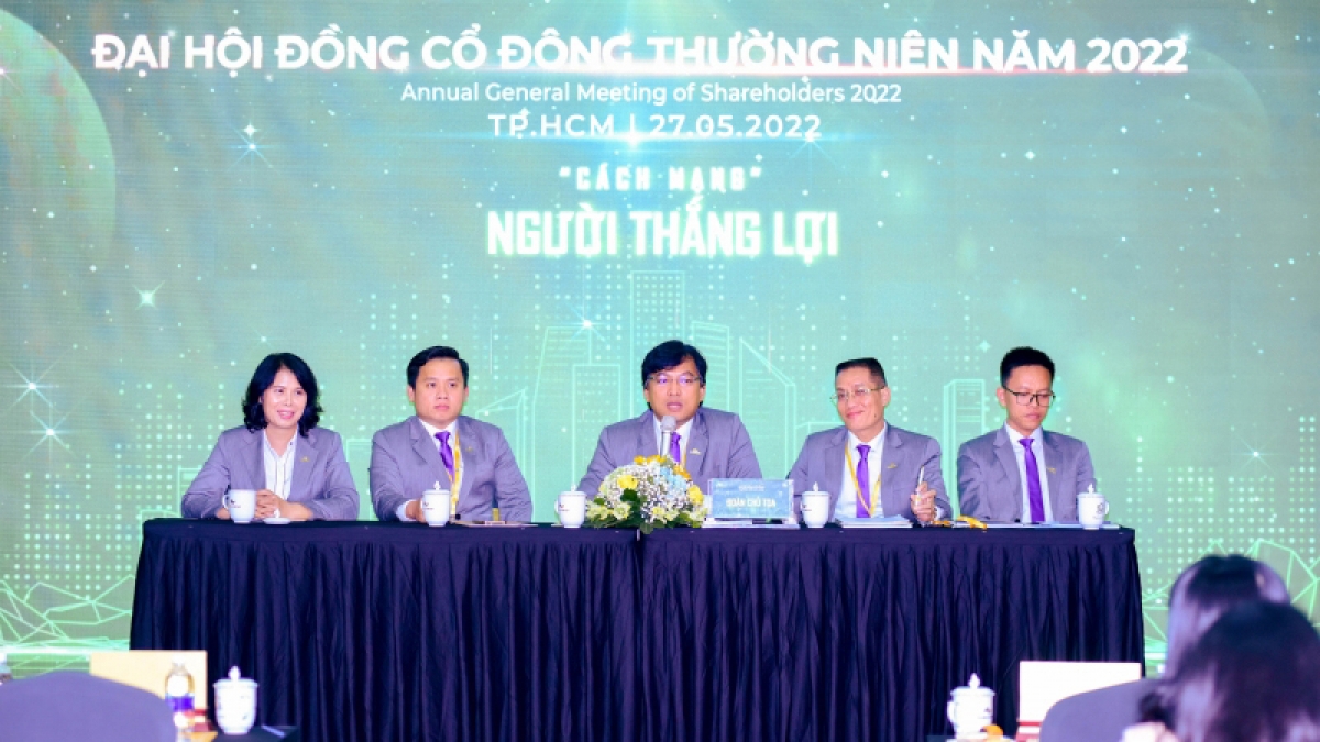 Đại diện HĐQT Tập đoàn Thắng Lợi giải đáp những chất vấn từ cổ đông.