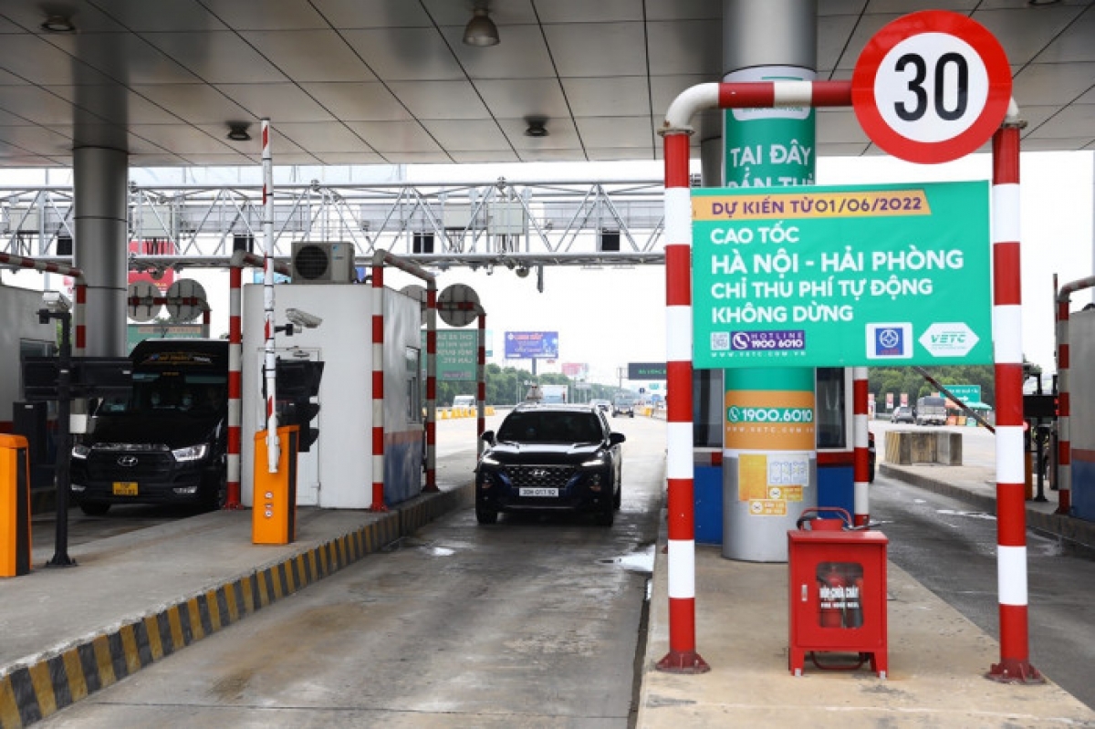 Làn thu phí không dừng trên cao tốc Hà Nội - Hải Phòng.