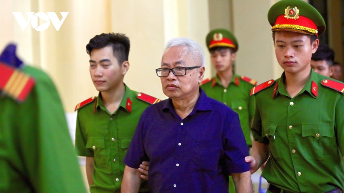 Nguyên Tổng giám đốc Ngân hàng Đông Á - Trần Phương Bình (giữa)
