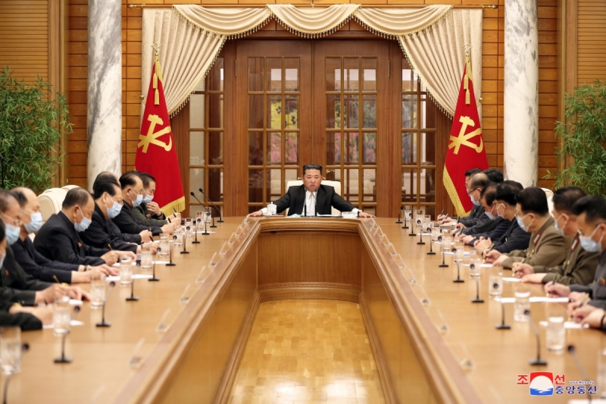 Nhà lãnh đạo Triều Tiên họp bàn chống dịch. Ảnh: Reuters