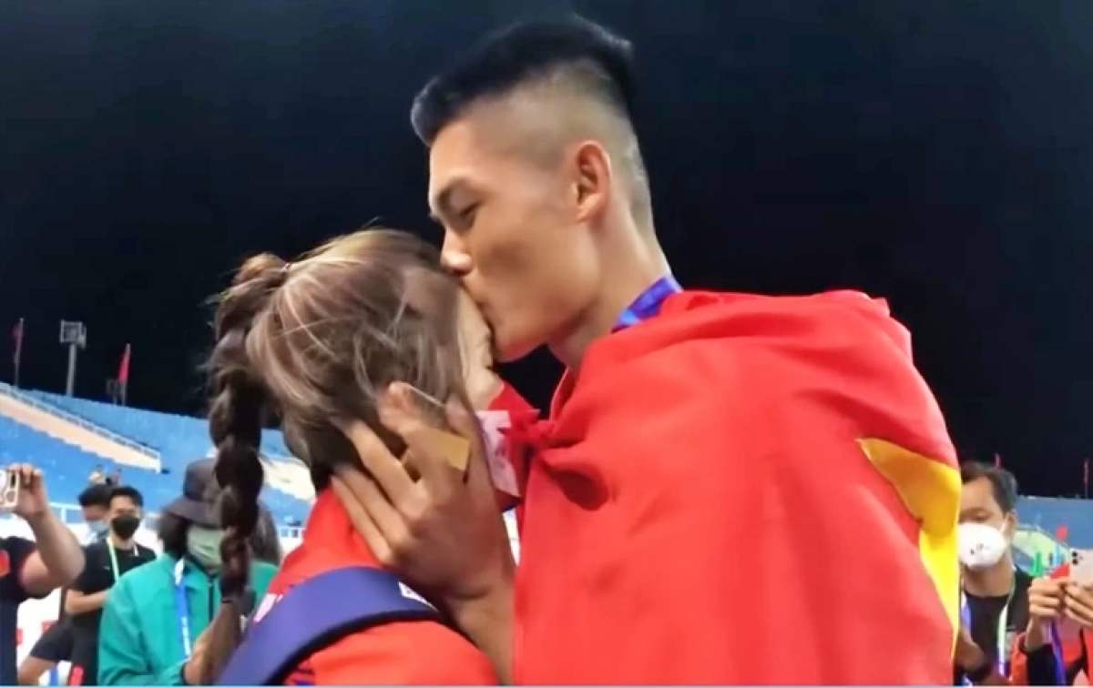 Tiến Trọng trao bạn gái nụ hôn nồng thắm trên trán sau màn cầu hôn đầy xúc động và ngọt ngào (Ảnh chụp màn hình).