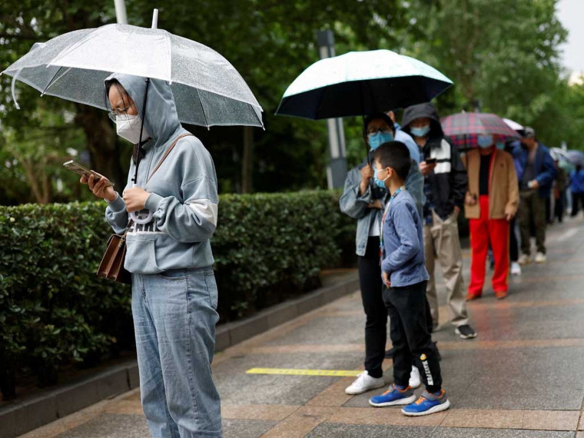 Bắc Kinh xét nghiệm cộng đồng thường xuyên để phát hiện ca nhiễm COVID-19. Ảnh: REUTERS