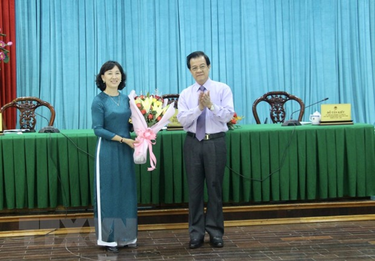 Ông Lê Hồng Quang, Bí thư Tỉnh ủy An Giang tặng hoa chúc mừng bà Nguyễn Thị Minh Thuý được bầu làm Phó Chủ tịch Ủy ban Nhân dân tỉnh An Giang, nhiệm kỳ 2021-2026. (Ảnh: Thanh Sang/TTXVN)