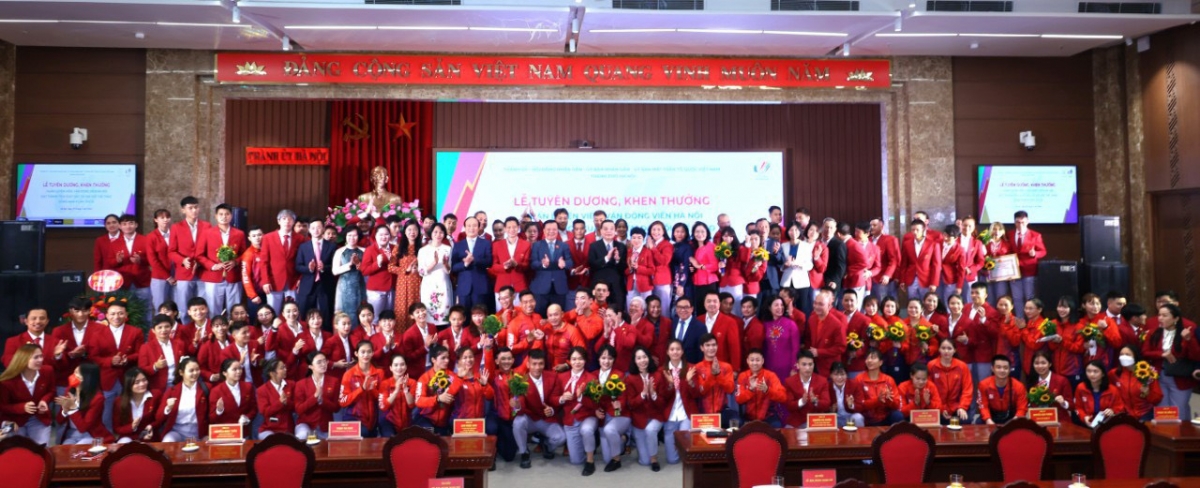 Các vận động viên, huấn luyện viên có thành tích xuất sắc tại lễ khen thưởng