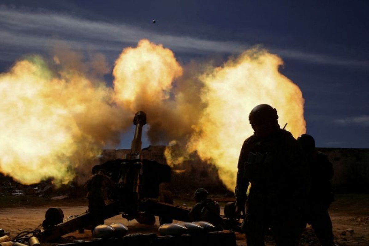Binh lính Ukraine khai hỏa lựu pháp ở khu vực Zaporizhzhia, Ukraine ngày 28/3. Ảnh: Reuters