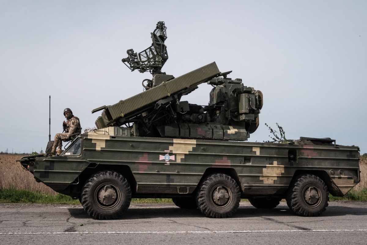 Binh lính Ukraine ngồi trên một hệ thống tên lửa phòng không ở Sloviansk, phía Đông Ukraine ngày 11/5. Ảnh: AFP