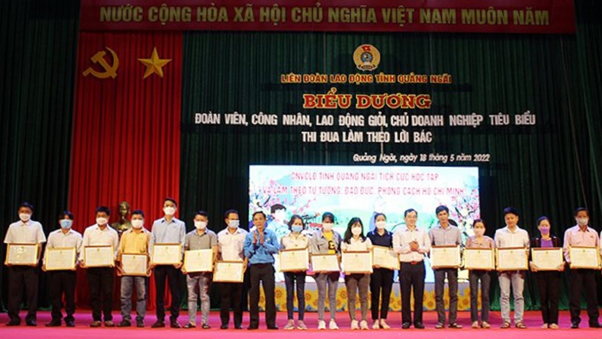 Uỷ ban Mặt trận Tổ quốc Việt Nam tỉnh và Liên đoàn Lao động tỉnh Quảng Ngãi tặng bằng khen 21 công nhân, lao động giỏi.
