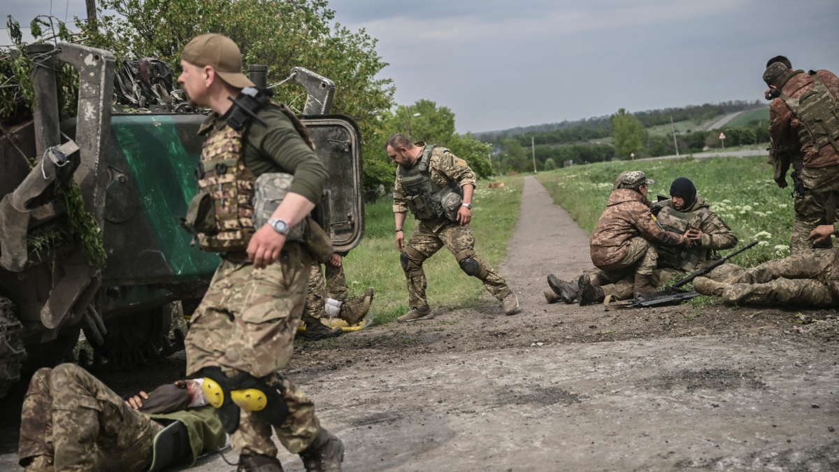 Binh sĩ Ukraine hỗ trợ đồng đội trên tiền tuyến tại Donbass ngày 21/5. Ảnh: AFP