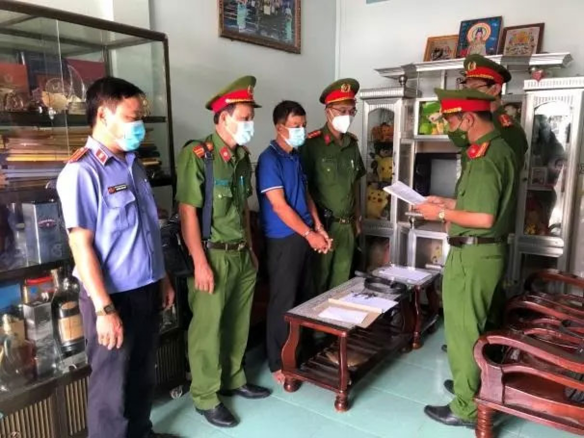 Cơ quan CSĐT Công an tỉnh Trà Vinh thi hành lệnh bắt tạm giam bị can Nguyễn Văn Lơ, nguyên Giám đốc CDC. Ảnh: Công an Trà Vinh