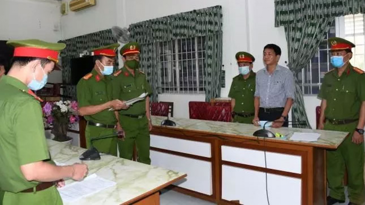 Cơ quan CSĐT Công an tỉnh Trà Vinh thi hành lệnh bắt tạm giam bị can Trần Đắc Thanh, Phó Giám đốc Sở Y tế. Ảnh: Công an Trà Vinh