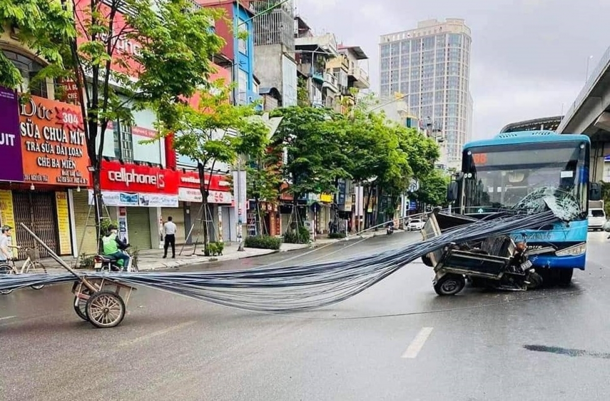 Hiện trường vụ xe tự chế chở sắt lao vào đầu xe buýt