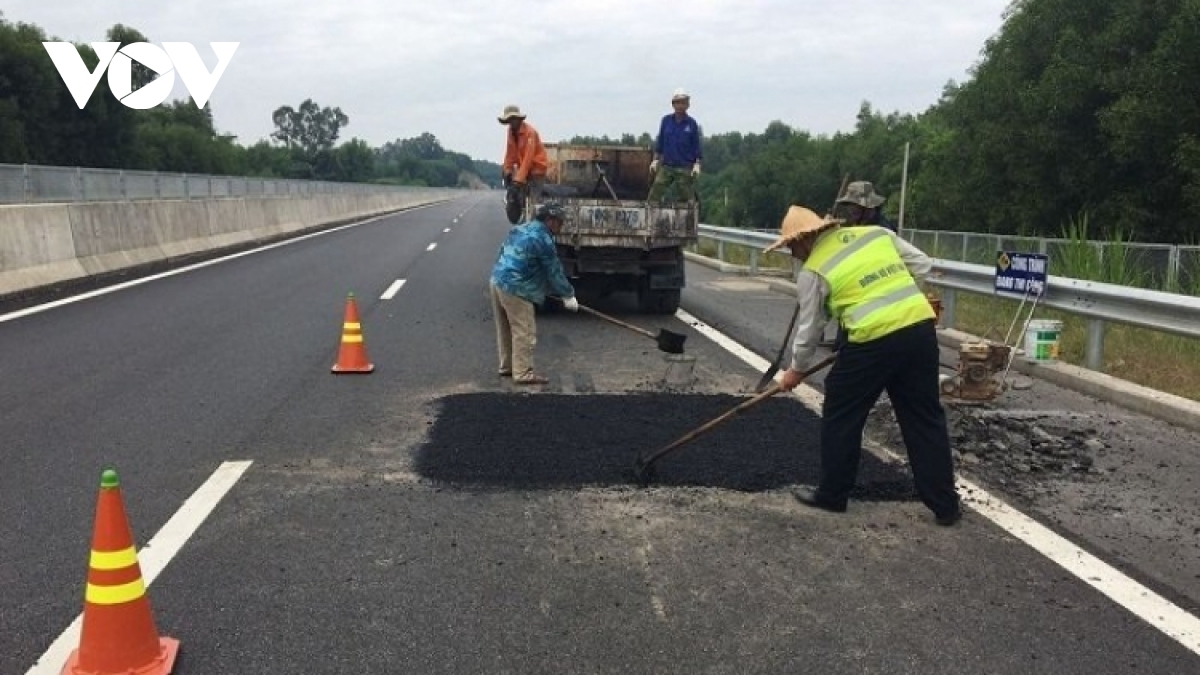 Bộ GTVT yêu cầu VEC khẩn trương sửa chữa các hư hỏng gây mất ATGT trên tuyến cao tốc Đà Nẵng - Quảng Ngãi.