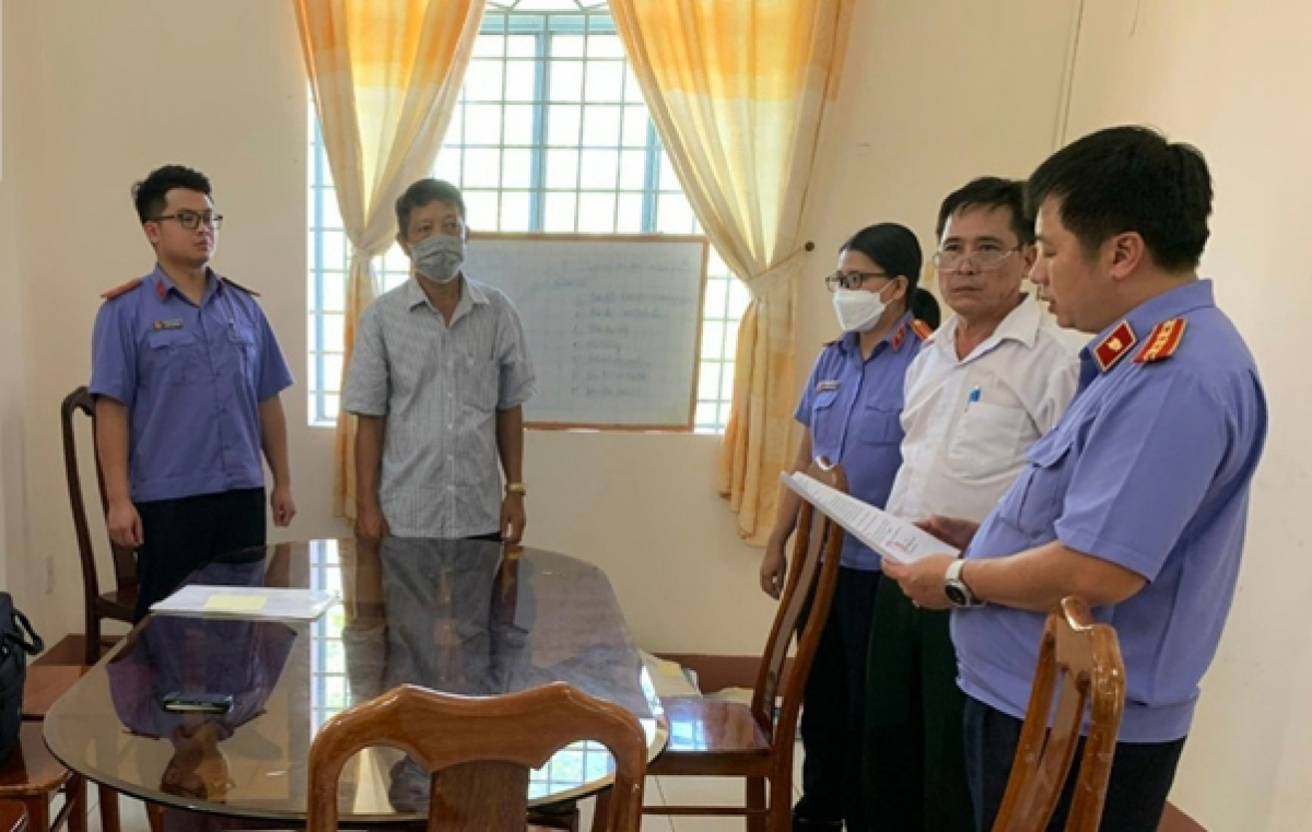Viện Kiểm sát Nhân dân Tối cao tống đạt Quyết định khởi tố bị can, thi hành lệnh bắt bị can để tạm giam ông Trần Văn Cường. (Ảnh: Minh Tuấn)