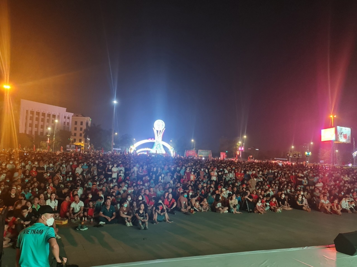 Hàng nghìn người dân tập trung tại Quảng trường Hùng Vương - Phú Thọ xem bóng đá miễn phí do dịch vụ TV360 tổ chức.
