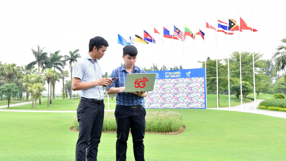 Kỹ sư Viettel Networks đo kiểm chất lượng mạng 5G nhiều lần trước ngày khai mạc giải.