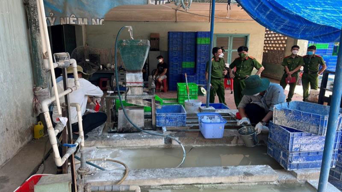 Lực lượng chức năng kiểm tra khu vực chứa chất thải tại Xí nghiệp Đèn ống, Công ty Bóng đèn Điện Quang (Ảnh: Công an tỉnh Đồng Nai)