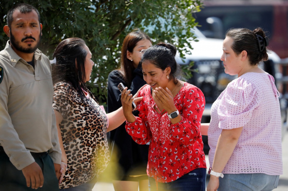 Các phụ huynh lo lắng tụ tập khi nghe tin vụ xả súng tại Trường tiểu học Robb ở Texas vào ngày 24/5 - Ảnh: REUTERS