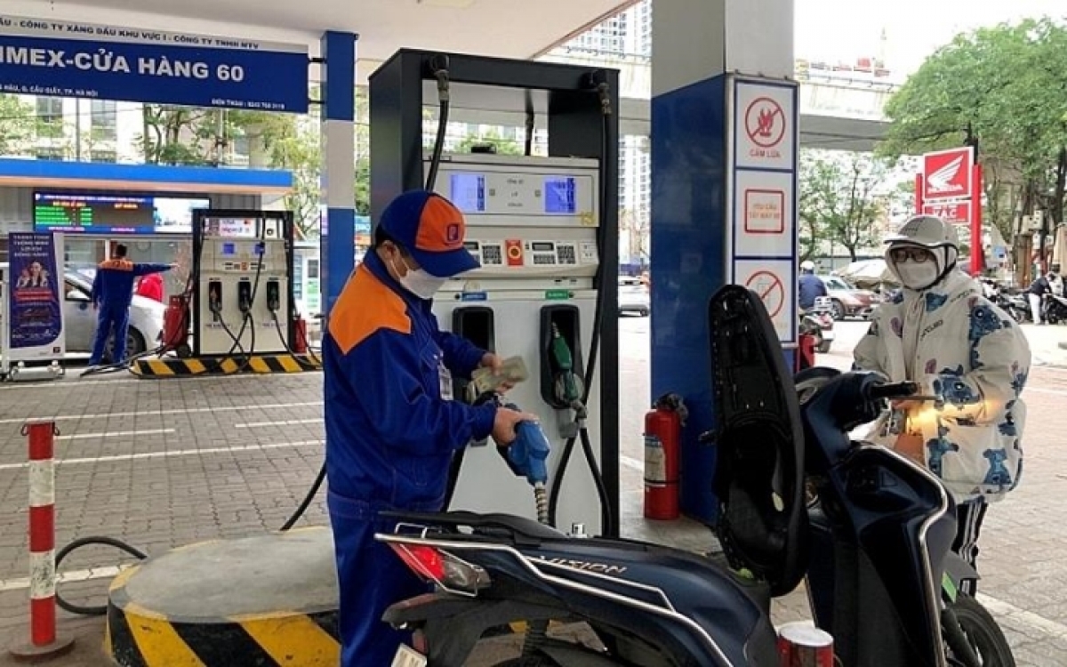 Xăng dầu tăng nóng, có thể giảm thuế để