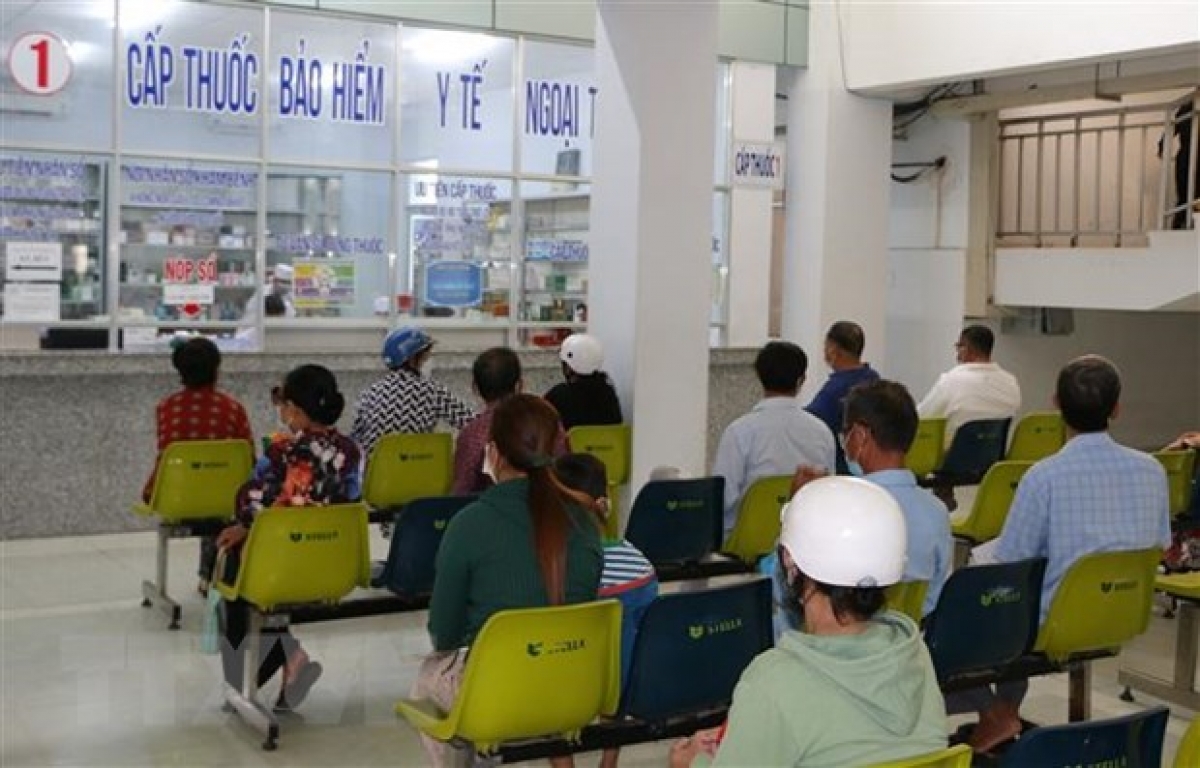 Bệnh nhân chờ nhận thuốc bảo hiểm y tế. (Ảnh: Tuấn Kiệt/TTXVN)