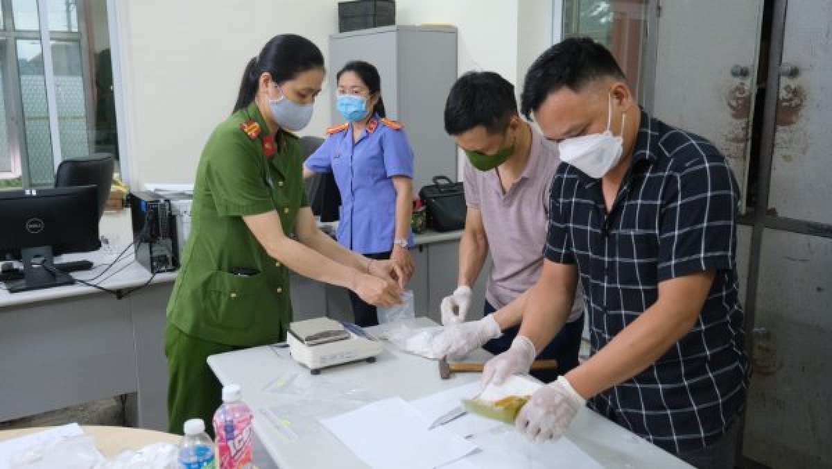 Lực lượng chức năng kiểm tra tang vật thu giữ.