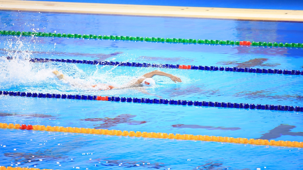 Hưng Nguyên băng băng về đích ở nội dung 4x200m tự do nam. (Ảnh: Trần Tiến)