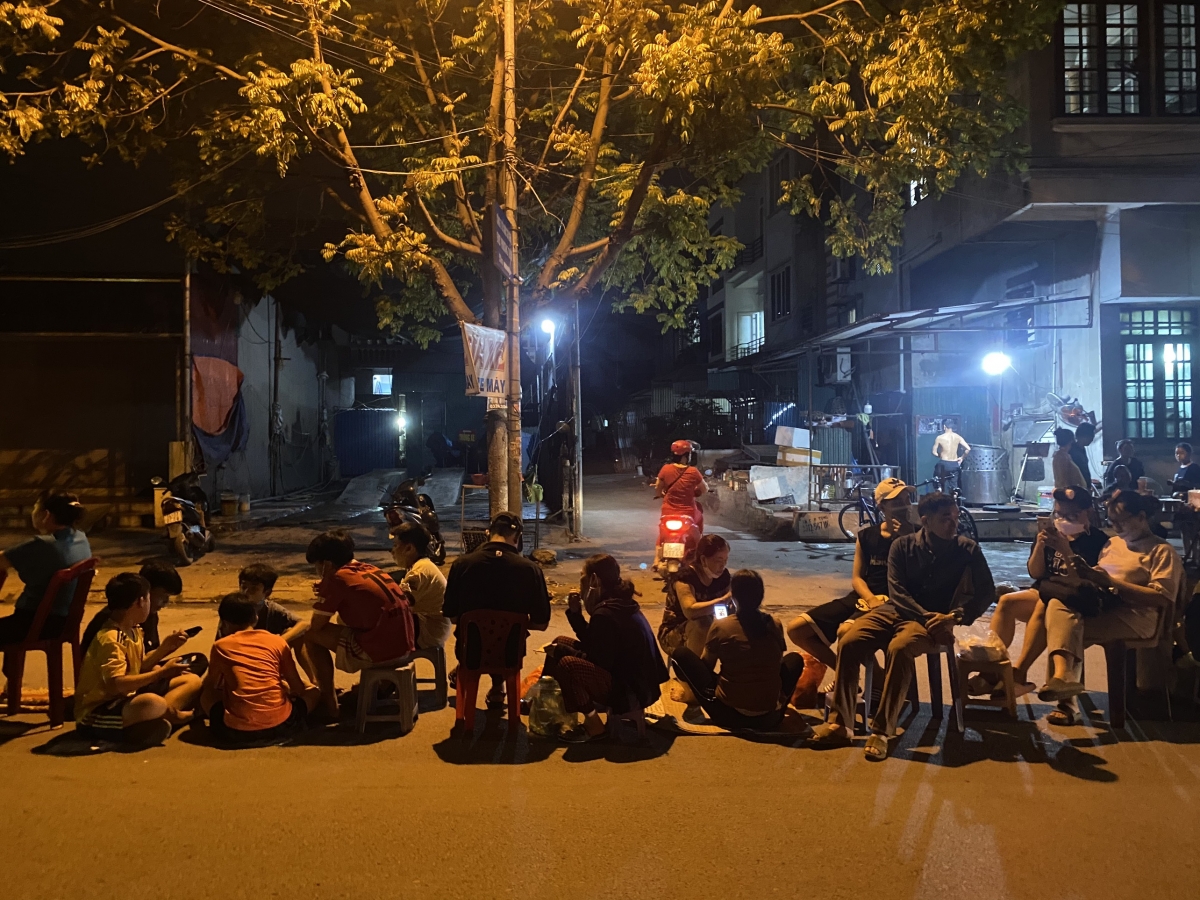 Ngay sau bữa cơm tối, các cổ động viên đã sớm mang ghế, chiếu ra xếp hàng để giữ chỗ.