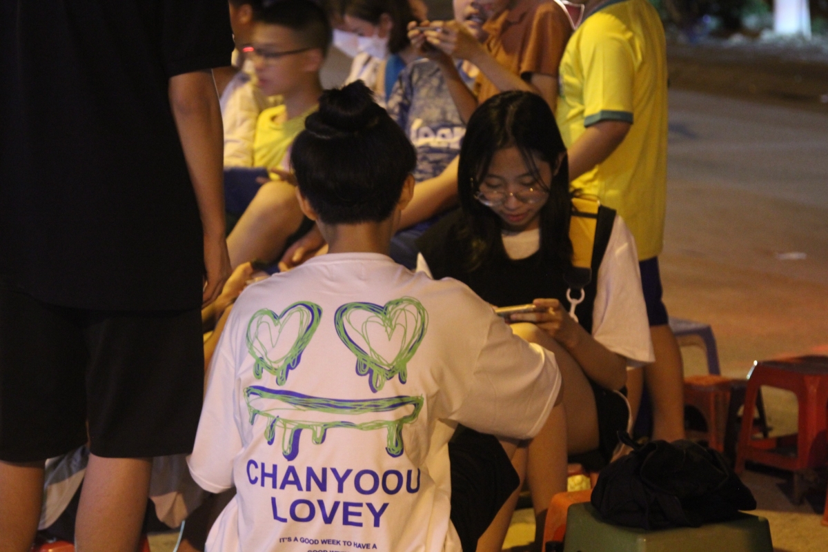 Từ người lớn tuổi đến học sinh, trẻ nhỏ cũng đều ra sân xếp hàng. Một người dân sống gần sân Cẩm Phả cho biết, chưa bao giờ họ chứng kiến cảnh tượng người hâm mộ tập trung nhận vé đông đúc như thế này.