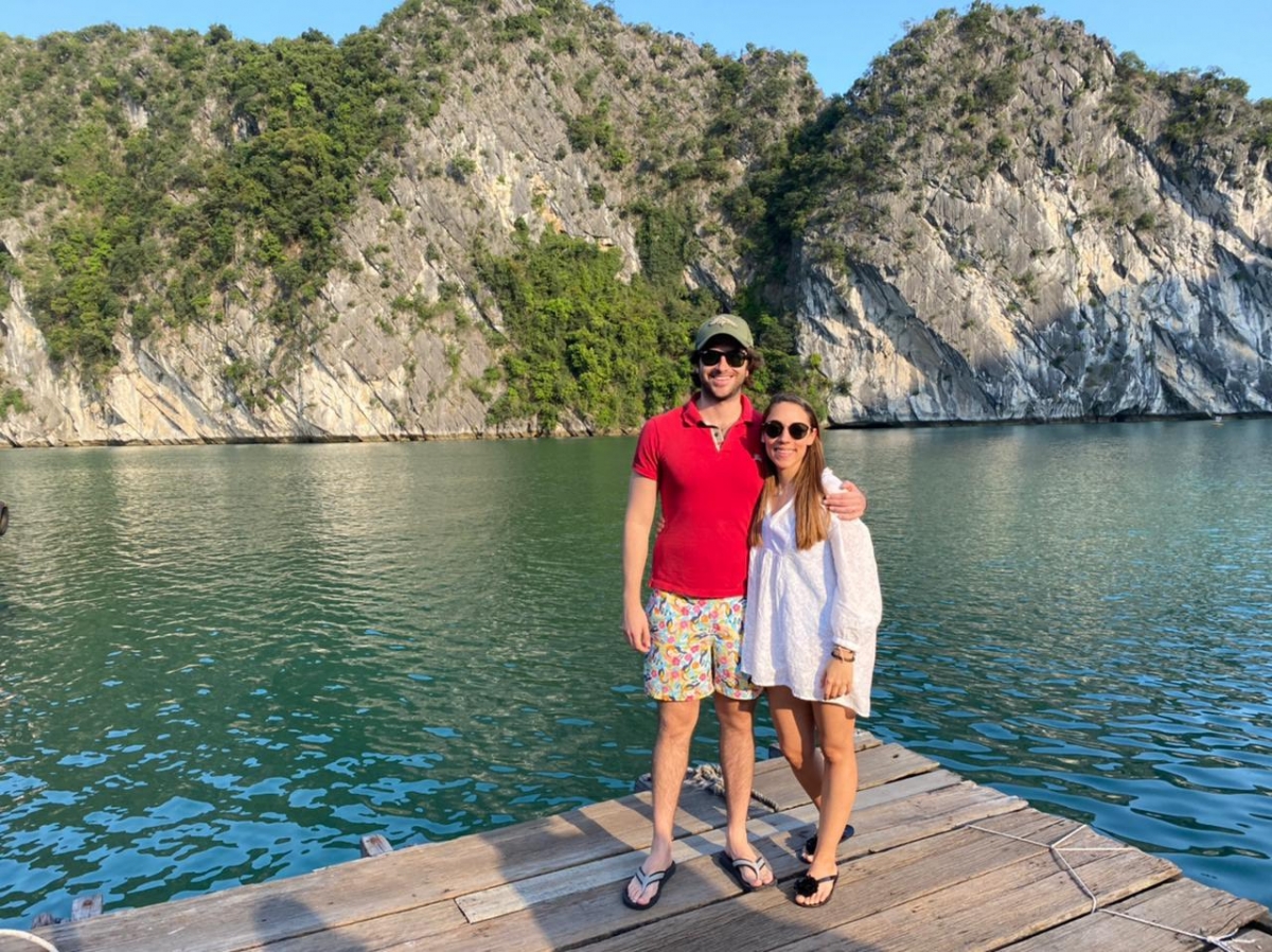 Hai du khách Pablo và Sofia tại Hạ Long. Nguồn: Sofia