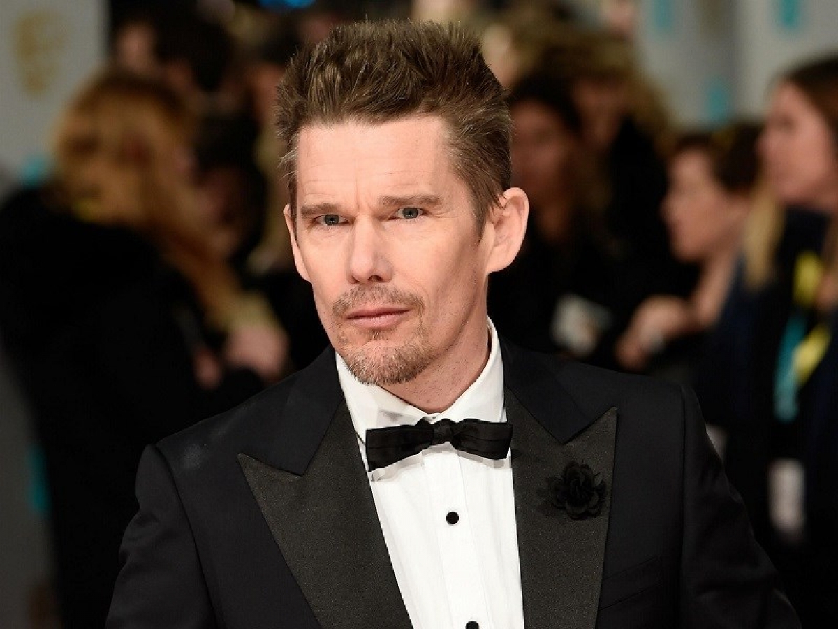 ethan hawke tái xuất với vai phản diện đầu tiên sau gần 4 thập kỷ diễn xuất hình ảnh 1 ethan hawke tai xuat voi vai phan dien dau tien sau gan 4 thap ky dien xuat hinh anh 1