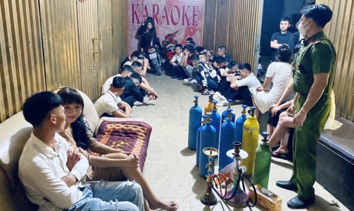lang son bai tru tu diem ma tuy nup bong karaoke, vu truong hinh anh 2