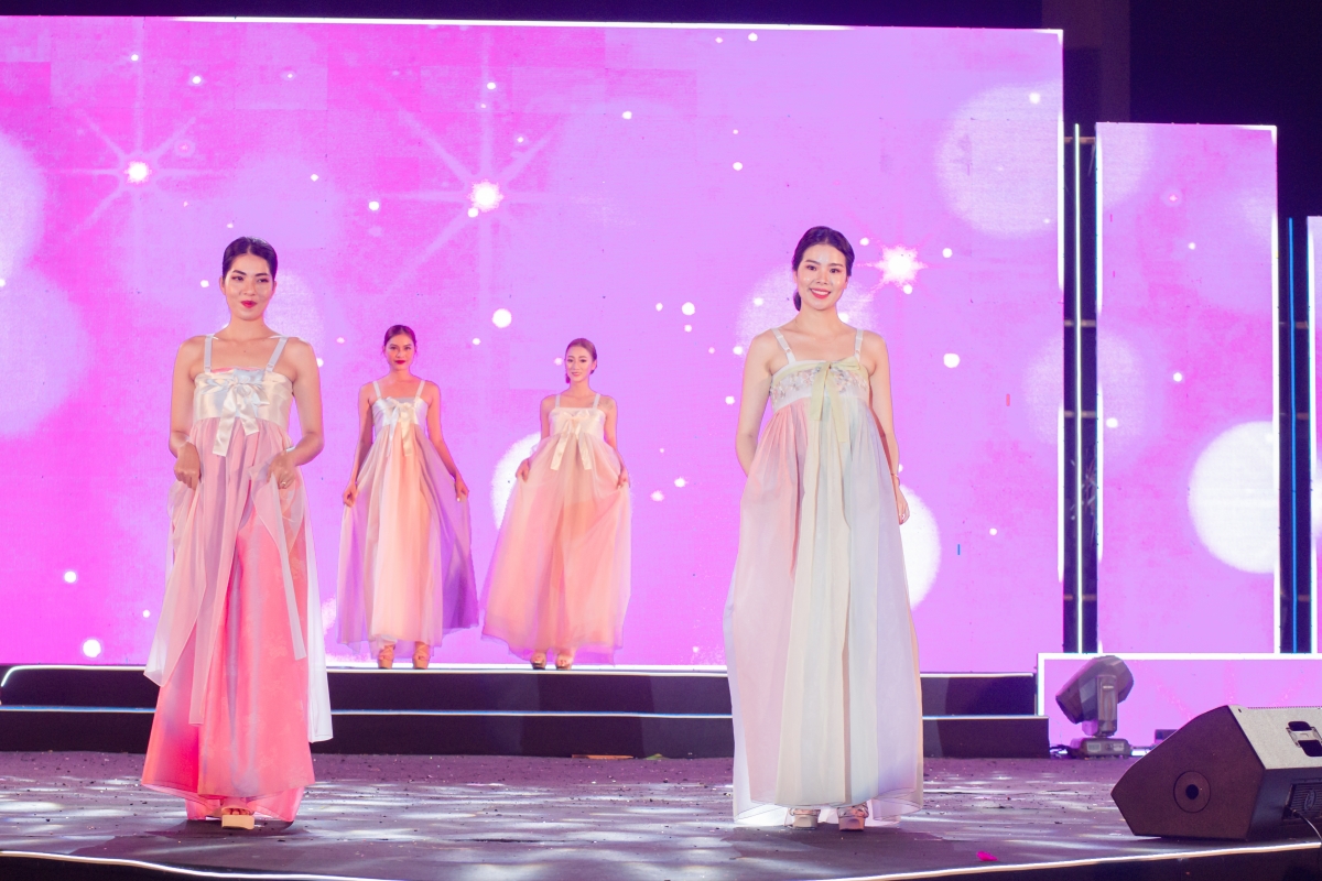 Dac sac chuong trinh nghe thuat viet - han passion show 2022 hinh anh 5
