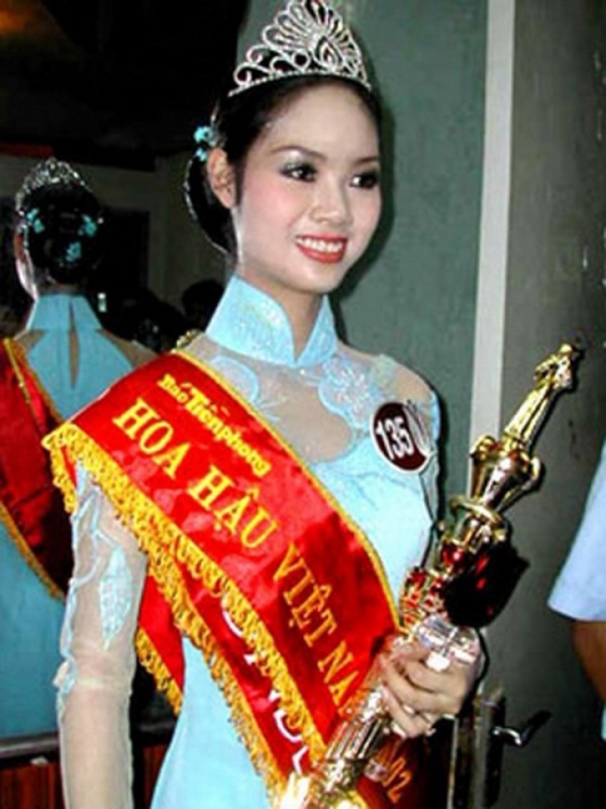 nhung hoa, a hau viet nam lun van toa sang hinh anh 5