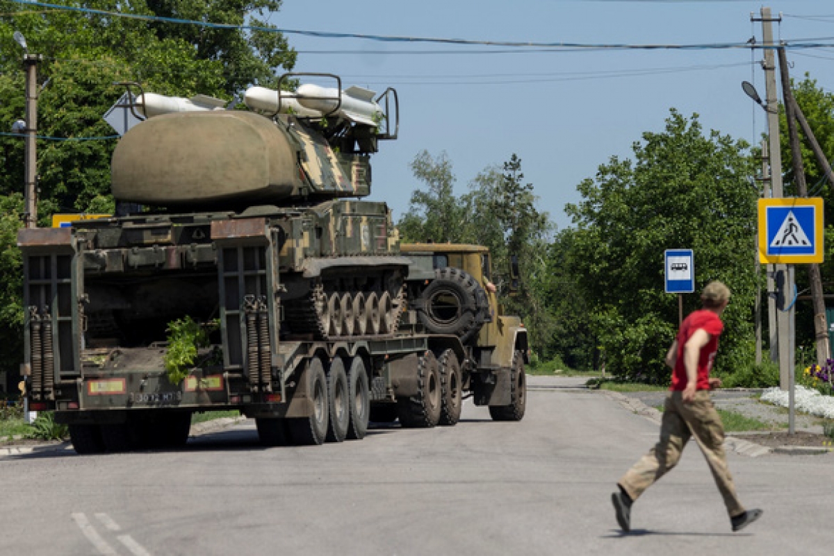 Xe chở bệ phóng rocket của lực lượng Ukraine di chuyển ở Donetsk ngày 30/5. Ảnh: Reuters