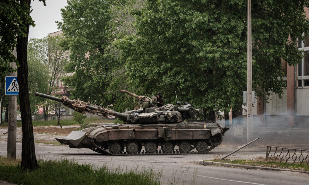 Xe tăng di chuyển trên đường phố Severodonetsk, tỉnh Lugansk ngày 18/5. Ảnh: AFP