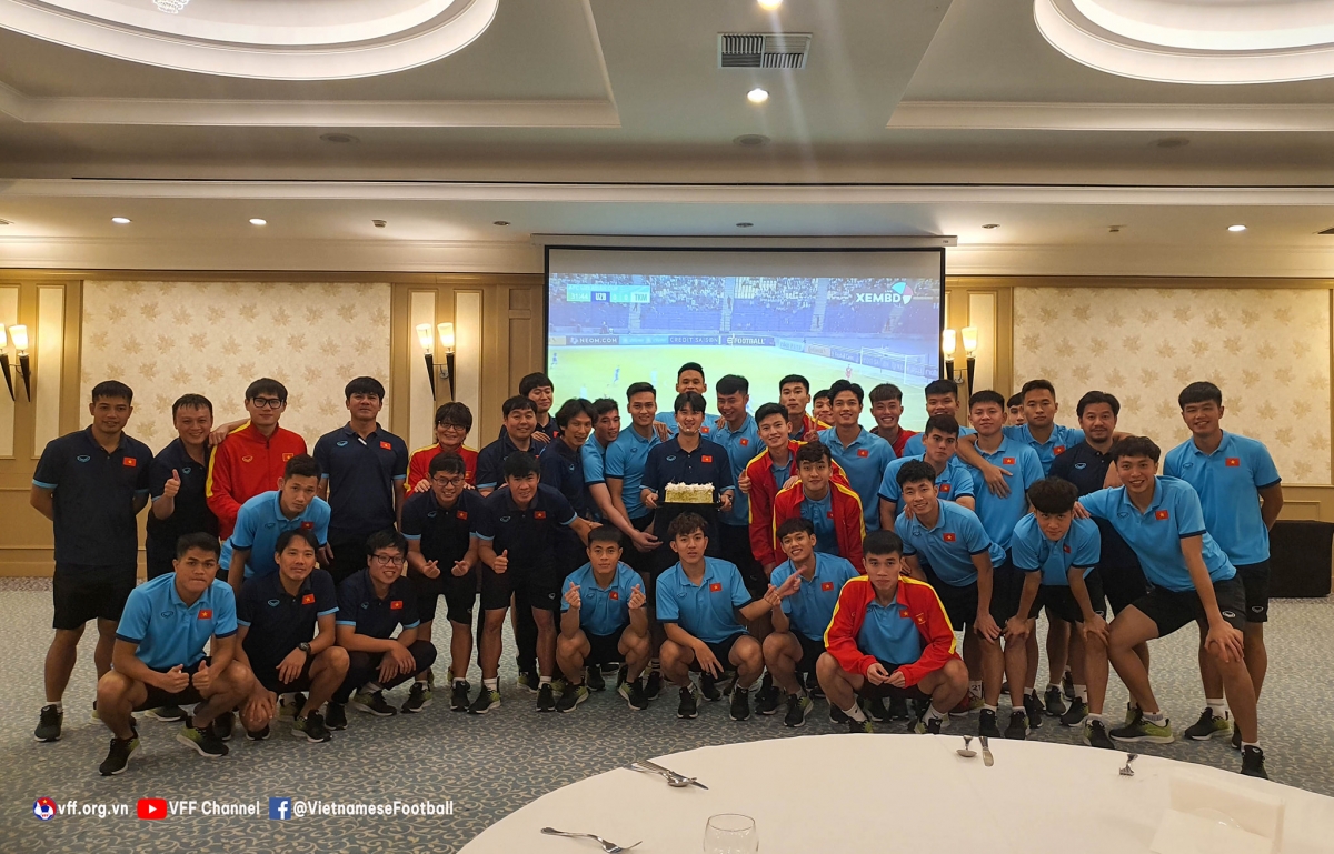 U23 Việt Nam vui vẻ tổ chức tiệc sinh nhật cho HLV thể lực Park Sung Gyun trước khi bước vào trận gặp U23 Thái Lan. (Ảnh: VFF)