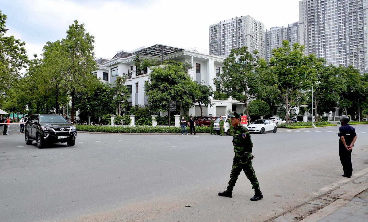 lực lượng công an có mặt tại nhà riêng của ông chu ngọc anh hình ảnh 2 luc luong cong an co mat tai nha rieng cua ong chu ngoc anh hinh anh 2