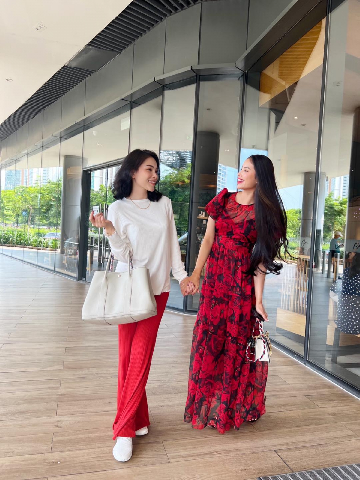 pham huong van dep rang ro, vui ve gap ban be ngay tro ve viet nam hinh anh 5