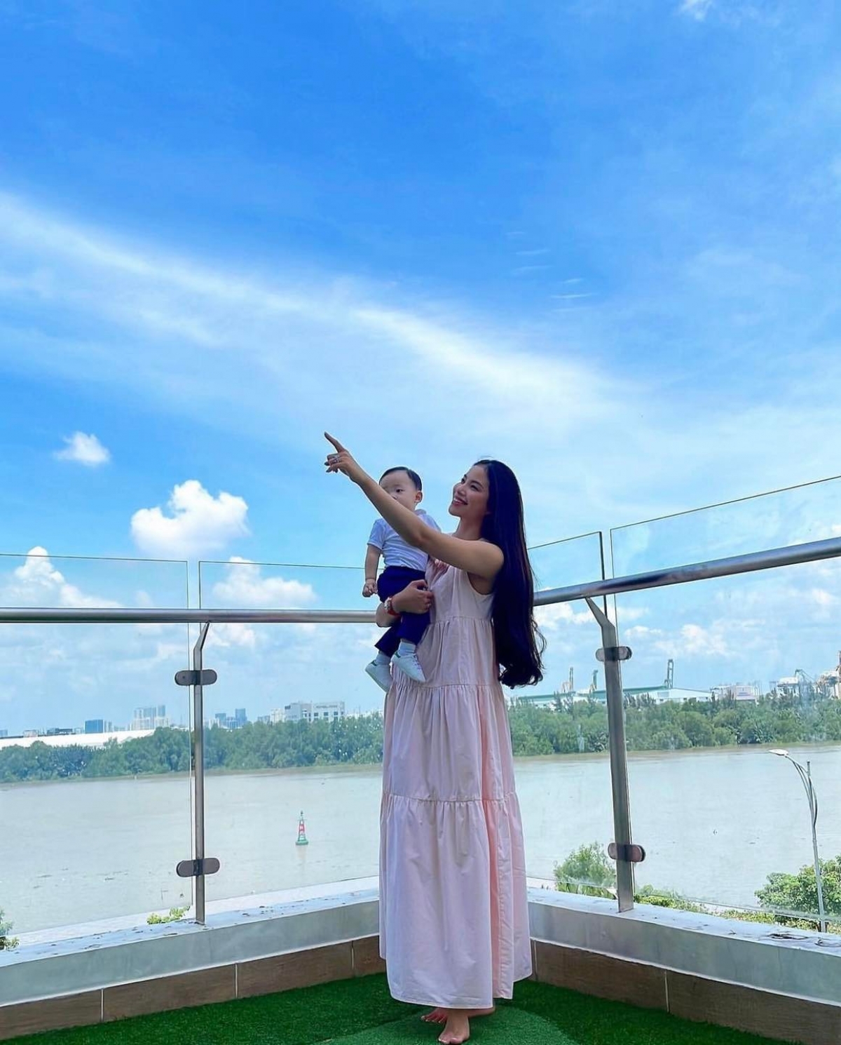 pham huong van dep rang ro, vui ve gap ban be ngay tro ve viet nam hinh anh 3