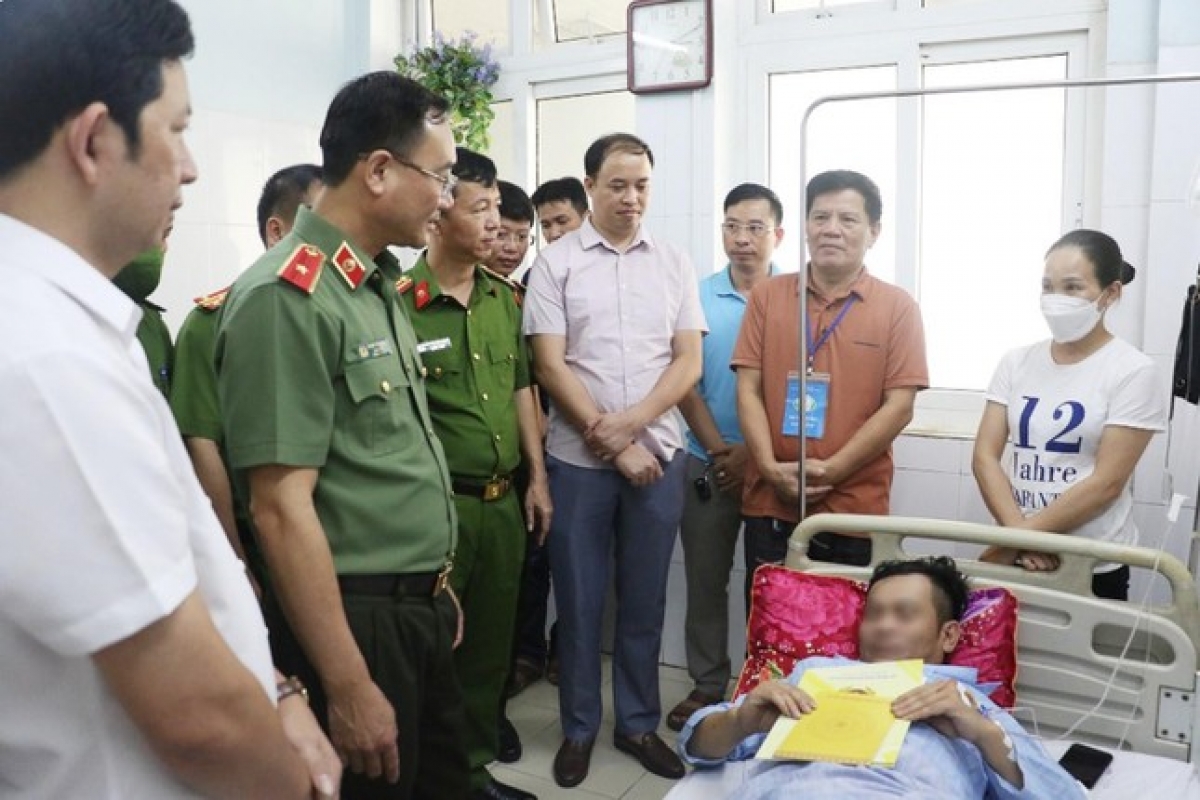 Thiếu tướng Phạm Thế Tùng, Giám đốc Công an tỉnh cùng đoàn công tác kịp thời thăm hỏi, động viên cán bộ bị thương.