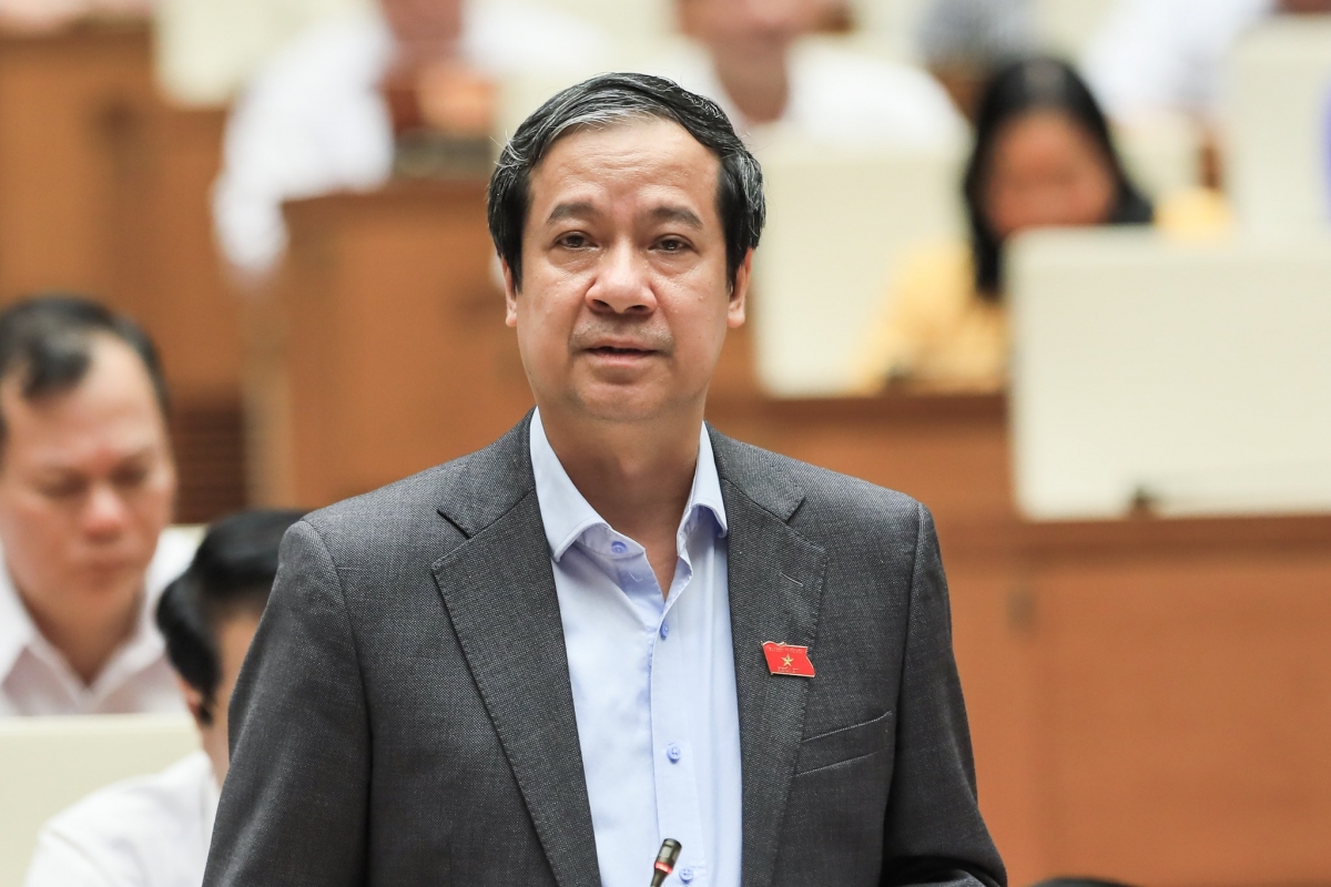 Bộ trưởng Bộ GD-ĐT Nguyễn Kim Sơn giải trình trước Quốc hội các nội dung về giá SGK và học phí.