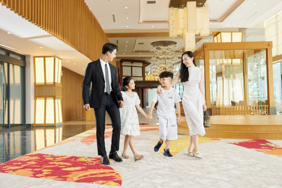 Sảnh khách sạn Mikazuki với rất nhiều không gian trải nghiệm.