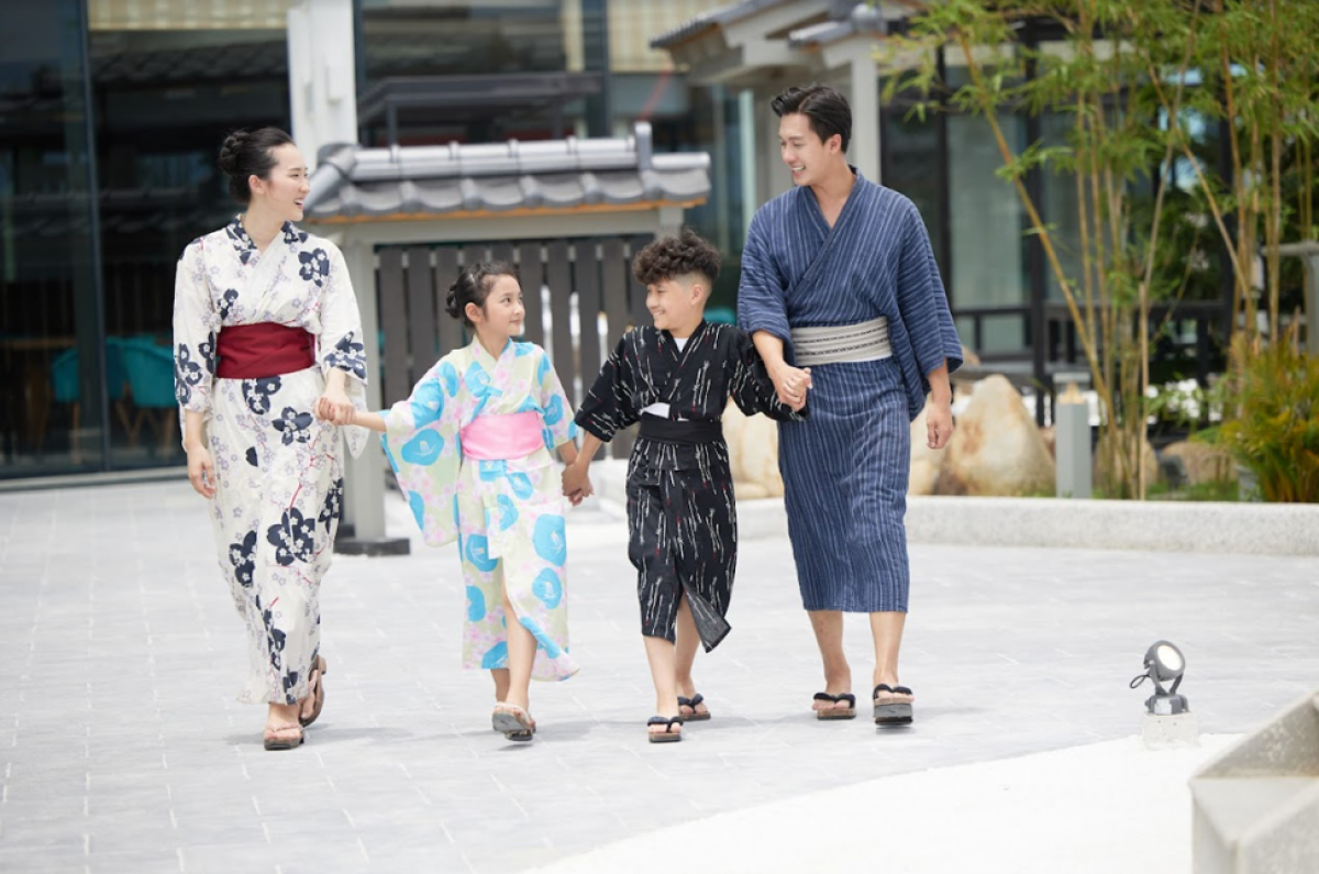 Du khách mặc Yukata và tham quan vườn Nhật.